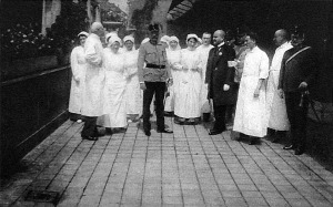Ferenc Salvator főherceg látogatása a Légrády Testvérek hadikórházában, ahol dr. Légrády Imréné és dr. Légrády Ottó fogadták és kalauzolták a fenséges vendégeket