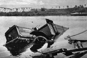Teherautó a folyóban