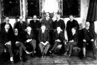 A Huszár-kormány, Ülő sor:Haller István, Rubinek Gyula, Somssich József, Huszár Károly, Beniczky Ödön, Korányi Frigyes, Nagyatádi Szabó István. Álló sor: Sokorópátkai Szabó István, Peyer Károly, Bleyer Jakab, Friedrich István, Heibrich Ferenc, Bárczy I.